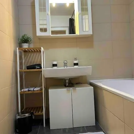 Moderne Dachgeschosswohnung In Bester Lage - Self Check In Lägenhet